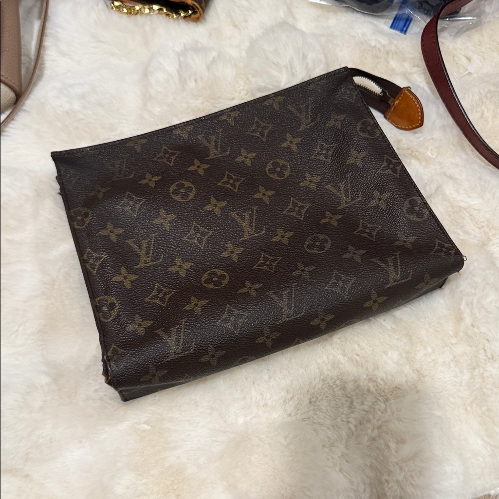 Louis Vuitton Toiletry Pouch 26 Monogram Limited Edition Light Interior